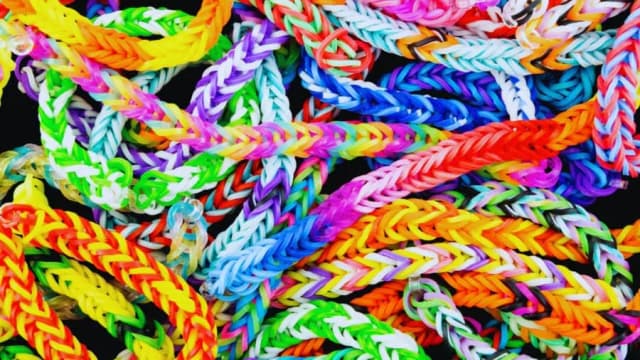 Jak zrobić bransoletkę z gumek - prosta instrukcja krok po kroku Jak zrobić bransoletkę z gumek - prosta instrukcja krok po kroku