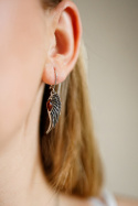 srebrne kolczyki na uchu