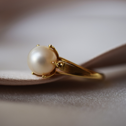 złoty pierścionek z perłą naturalną